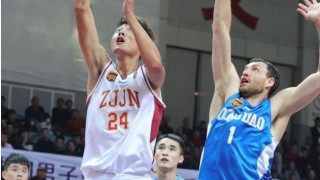 Ο Λουκάς     διδάσκει            μπάσκετ στην Κίνα