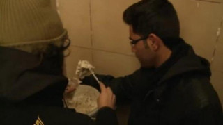 Θεσ/νίκη: Πρόσφυγες μοιράζουν φαγητό σε άστεγους & άπορες οικογένειες