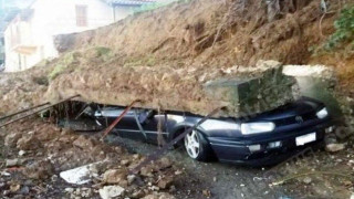 Ετοιμόρροπη μάντρα      καταπλάκωσε αυτοκίνητο! (ΦΩΤΟ)