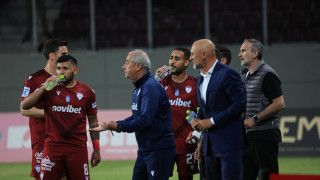 Άναψαν τα αίματα στο ΑΕΛ-Πανσερραϊκός: Ένταση στο ημίχρονο ανάμεσα σε μέλη των δύο ομάδων