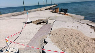 Θεσσαλονίκη: Σοβαρές φθορές και σημάδια εγκατάλειψης στην ιστορική σκάλα της Αγίας Τριάδας (pics)