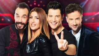 Κριτής           του Voice με δύο ημίγυμνες καλλονές