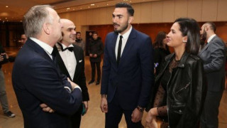 Η σέξι συνοδός του Ρομπέρτο στα βραβεία ΠΣΑΠ (pics)