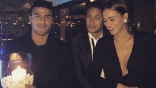 Ο Νεϊμάρ είναι με την σύντροφό του και ο Ραφίνια κρατάει το κερί (vid)