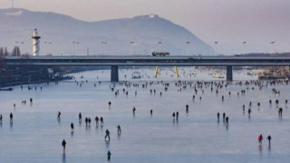 Σε παγοδρόμιο μετατράπηκε ο Δούναβης - Μαγικές εικόνες