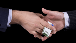 10 χρόνια κάθειρξη στον οικονομικό επιθεωρητή που έπαιρνε «μίζες»