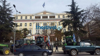 ΤΩΡΑ: Στο ΥΜΑΘ με τα τρακτέρ τους οι                 αγρότες