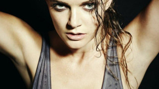 Πασίγνωστη τραγουδίστρια τα έβγαλε όλα στη φόρα στη σκηνή(pics)