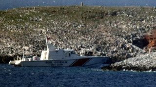 Νέα τουρκική πρόκληση: Πλοιάριο της ακτοφυλακής έδεσε στα Ίμια (ΦΩΤΟ)
