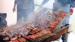 Τα έθιμα της Τσικνοπέμπτης σε διάφορες πόλεις της Ελλάδας