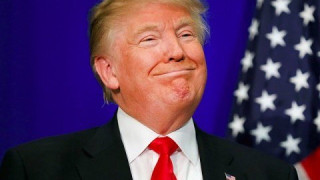 ΕΠΙΚΟ: O Τραμπ «βιάζει» το Άγαλμα της Ελευθερίας (pic)