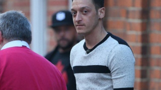 Ο          Οζίλ        έγινε... σουβλατζής!!! (pic)