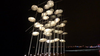 Θεσσαλονίκη: Αναστάτωση στην παραλία - Νεαρός σκαρφάλωσε στις ομπρέλες