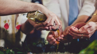 Ιερέας αρνείται να βαφτίσει μωρό, γιατί ο νονός έκανε πολιτικό γάμο!