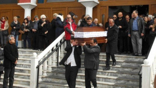 Θρήνος στην κηδεία της μαμάς και του 3χρονου μωρού (pics)