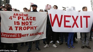Ακάθεκτοι οι φίλοι της        Άρσεναλ ζητούν «Wexit» (pics)