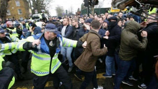 Θεούλης οπαδός έδεσε     με χειροπέδες αστυνομικό (pic)