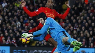 «Γρουσούζικα»     τα    νέα   γάντια   του    Τσεχ!