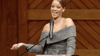 Ένας πιτσιρικάς                                τρέλανε την Ριάνα (vid)