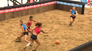 Τα κορίτσια του Survivor... διδάσκουν μπάλα στην άμμο (VID)
