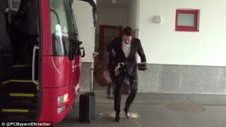 Ο Μίλερ κοροϊδεύει Χούμελς γιατί έριξε τον καφέ πάνω του (vd+pc)