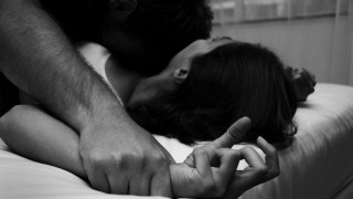 Βίαζε την λεσβία κόρη του για να της δείξει... τι χάνει!