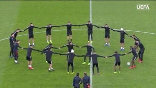 Το κορόιδο της Παρί που θυμίζει συρτάκι                          (vid)