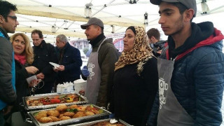 Θεσσαλονίκη: Πρόσφυγες μαγείρεψαν ανατολίτικες λιχουδιές στο Λιμάνι