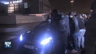 Οργή των φίλων της Παρί στο αεροδρόμιο - Τραυμάτισε οπαδό ο Μότα (vid)