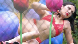 H Κένταλ Τζένερ μας δείχνει τα κόκκινα της εσώρουχα (pics)