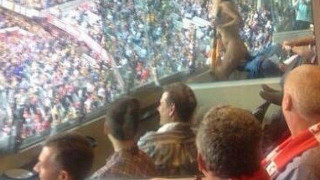 Τα πέταξε όλα και... τη συνέλαβαν (pics)