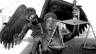 Σπάζοντας τον τσαμπουκά της δικαιοσύνης 