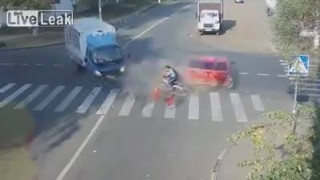 Αν έχεις τύχη διάβαινε: Αυτός είναι ο πιο τυχερός ποδηλάτης στον πλανήτη (video)