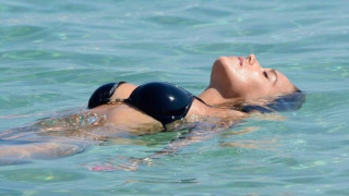 Τα πιο καυτά κορίτσια με μπικίνι πέρασαν από τη Μύκονο! (video)