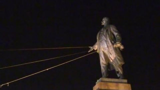 Γκρέμισαν το άγαλμα του Λένιν στο Χάρκοβο (video)
