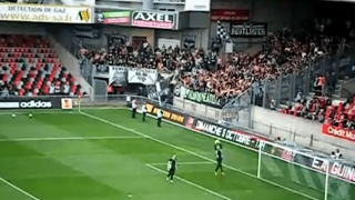 Πανό του Ολυμπιακού στα χέρια των ΠΑΟΚτσήδων (video)