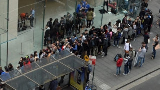 Φρενίτιδα για το iPhone6: Στη Νέα Υόρκη η ουρά ξεπέρασε τα 20 τετράγωνα (videos)