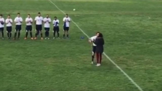 Πρόταση γάμου λίγο πριν έναν αγώνα ποδοσφαίρου! (ΒΙΝΤΕΟ)