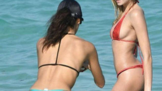 Ελληνίδα εμφανίστηκε στην παραλία με στρινγκ μαγιό (pics)