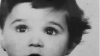 Ποιος γνωστός Έλληνας ηθοποιός είναι το αγοράκι της φωτογραφίας;