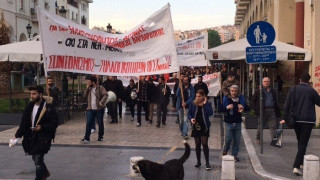 ΕΚΤΑΚΤΟ - Θεσσαλονίκη: Πορεία κατά των μέτρων λιτότητας στο κέντρο