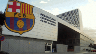 Μπαρτσελόνα: Γήπεδο και άγαλμα προς τιμήν του Κρόιφ