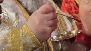 Αρνήθηκε να τον κοινωνήσει        και τον μαχαίρωσε