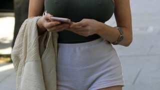 Ξεσάλωσε η νεαρή ζωντοχήρα - Βγήκε έξω χωρίς σουτιέν (Pics)