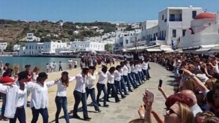 Μύκονος: Εντυπωσιακό χασάπικο με 200 χορευτές! (ΒΙΝΤΕΟ)