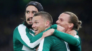 Πηγαίνει          μισός            στην           Τούμπα