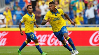 Χάνεται       μακριά             από        το νησί