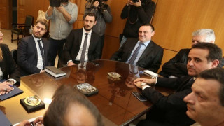 Ό,τι           δε        λύεται,           κόπτεται!