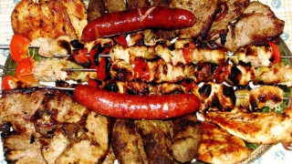 Άθεοι διοργανώνουν πάρτυ... κρεατοφαγίας τη Μεγάλη Παρασκευή!