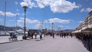 Βόλτα οπαδών της ΑΕΚ στην παραλία του Βόλου (video)